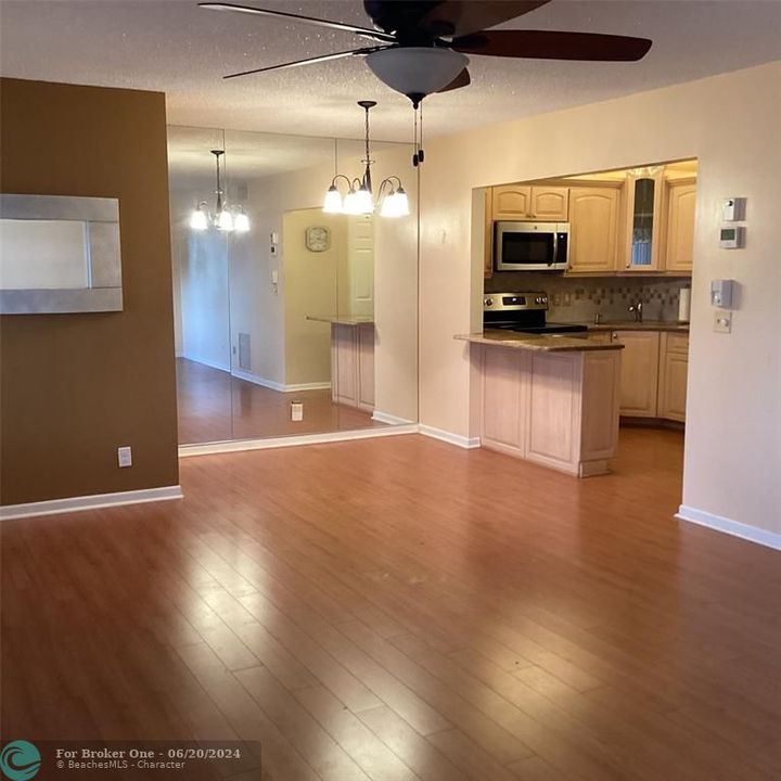 Active With Contract: $182,500 (2 beds, 2 baths, 929 Square Feet)