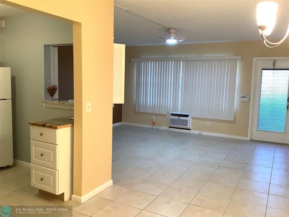 For Sale: $129,000 (1 beds, 1 baths, 720 Square Feet)