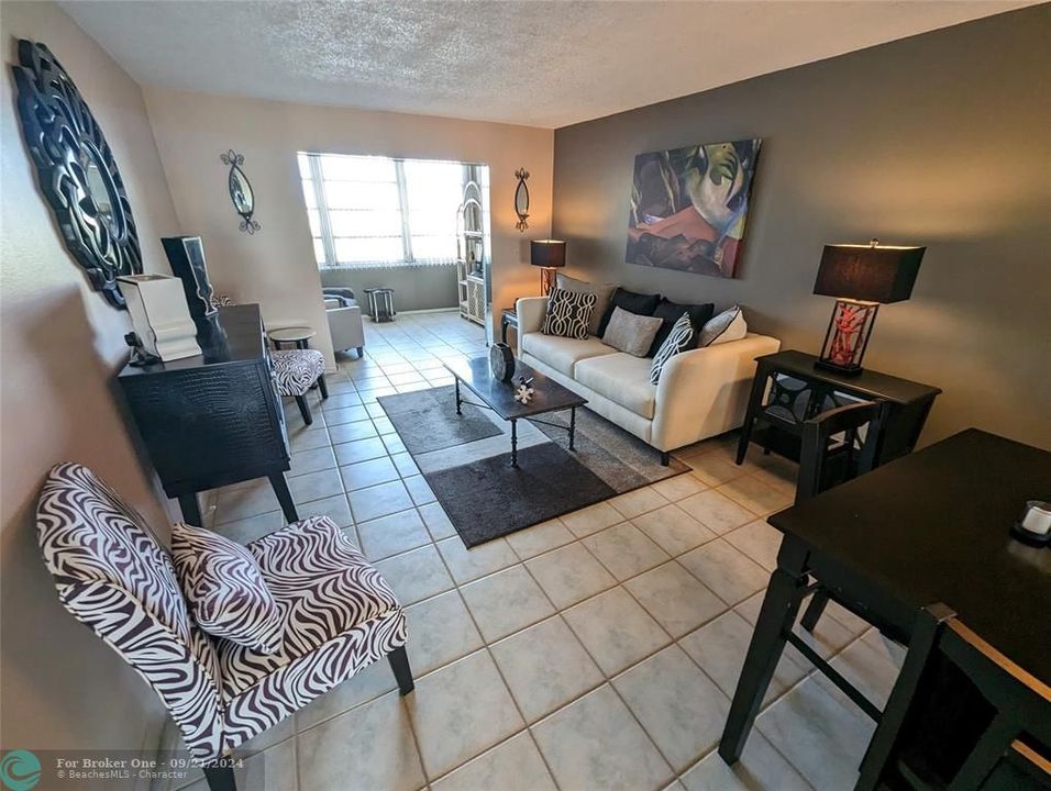 For Sale: $124,900 (1 beds, 1 baths, 854 Square Feet)