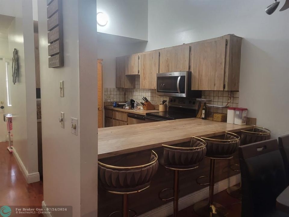 Active With Contract: $250,000 (2 beds, 2 baths, 1050 Square Feet)