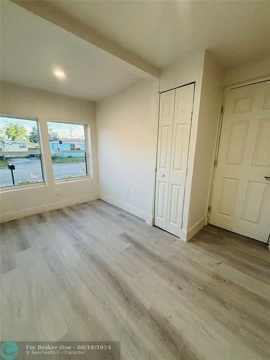 For Rent: $2,300 (3 beds, 1 baths, 700 Square Feet)