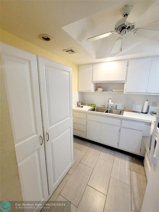 Active With Contract: $1,700 (2 beds, 2 baths, 922 Square Feet)