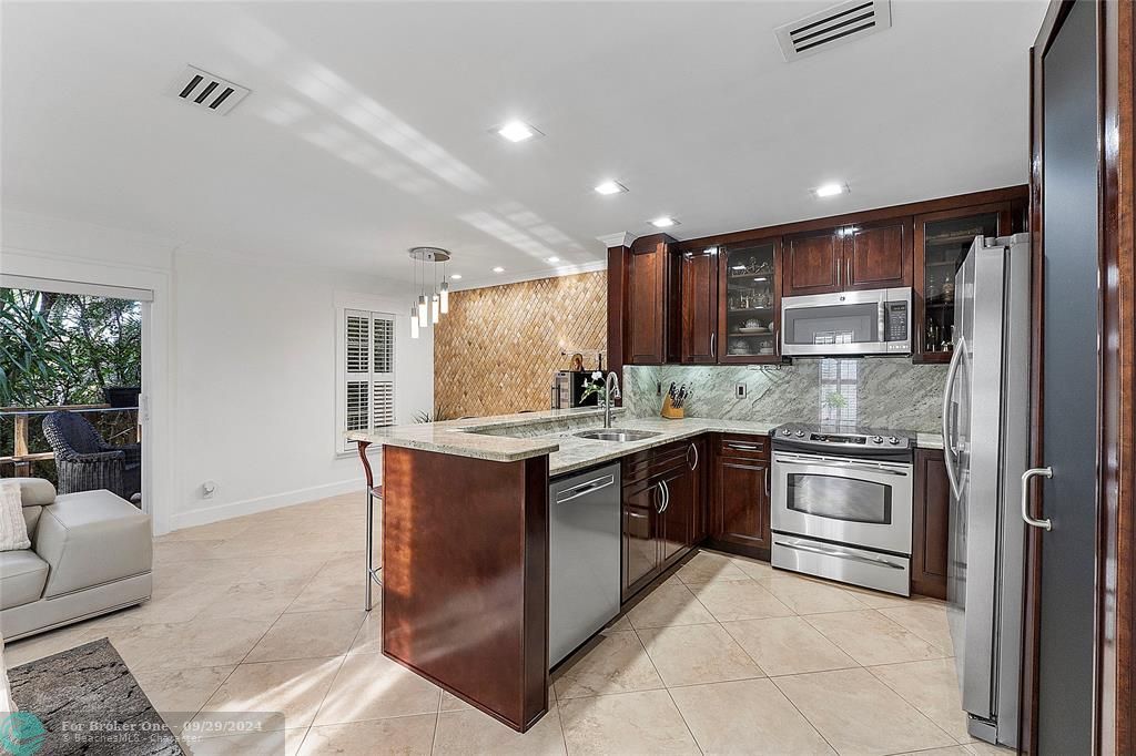 For Sale: $550,000 (2 beds, 2 baths, 1493 Square Feet)