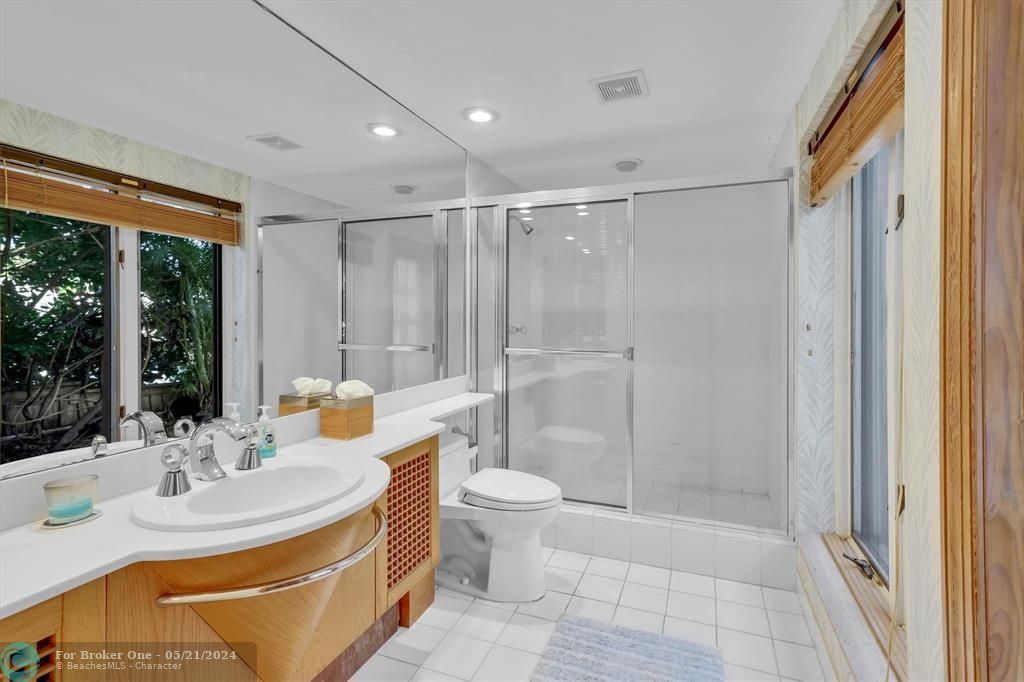 最近售出: $5,100,000 (4 贝兹, 5 浴室, 5987 平方英尺)