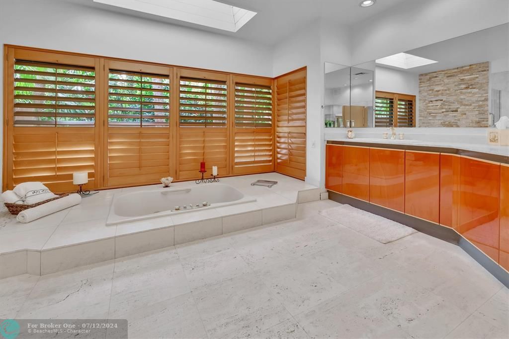 Недавно продано: $5,100,000 (4 спален, 5 ванн, 5987 Квадратных фут)