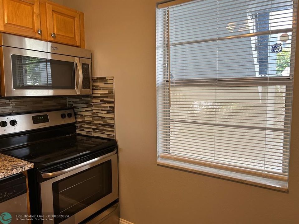 For Rent: $1,750 (2 beds, 2 baths, 920 Square Feet)