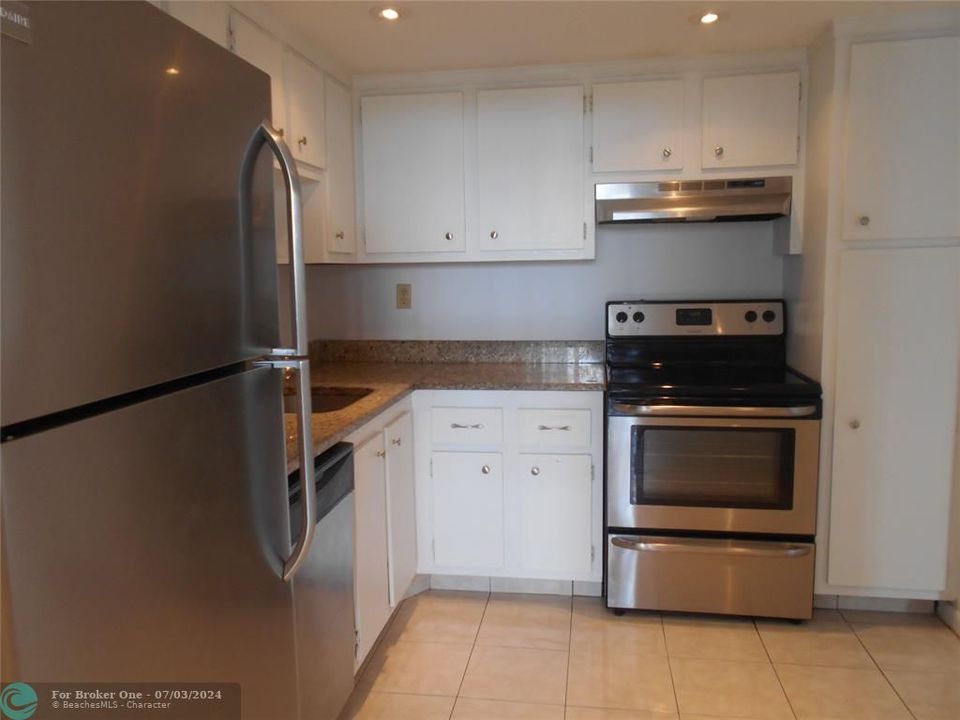 For Sale: $199,000 (1 beds, 1 baths, 780 Square Feet)