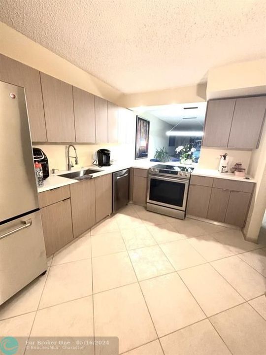 Active With Contract: $349,900 (2 beds, 2 baths, 1225 Square Feet)
