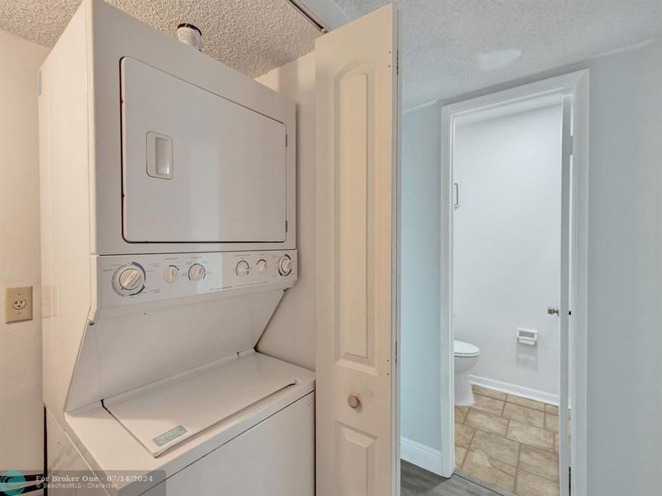 Active With Contract: $1,850 (2 beds, 2 baths, 870 Square Feet)