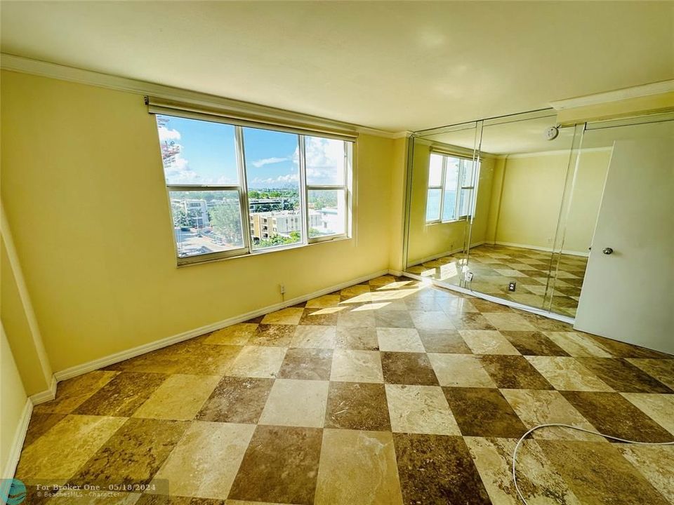 For Sale: $650,000 (1 beds, 1 baths, 905 Square Feet)