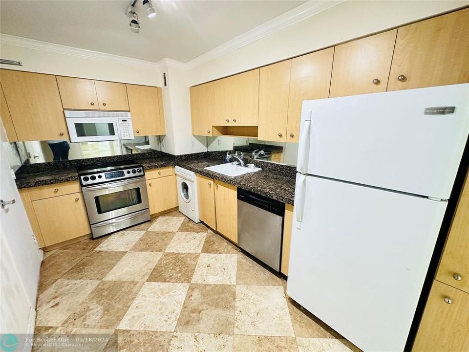 For Sale: $650,000 (1 beds, 1 baths, 905 Square Feet)