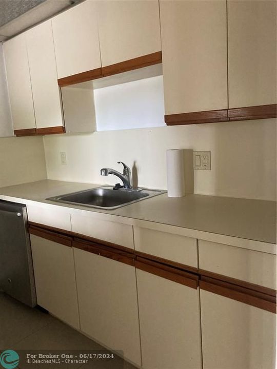 Active With Contract: $1,600 (1 beds, 1 baths, 864 Square Feet)