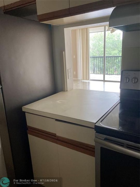 Active With Contract: $1,600 (1 beds, 1 baths, 864 Square Feet)
