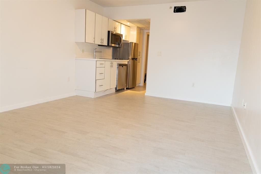 For Sale: $245,000 (1 beds, 1 baths, 395 Square Feet)