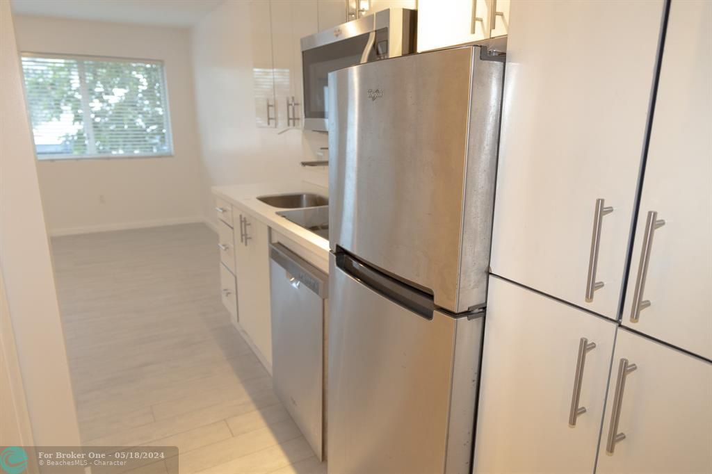 For Sale: $245,000 (1 beds, 1 baths, 395 Square Feet)