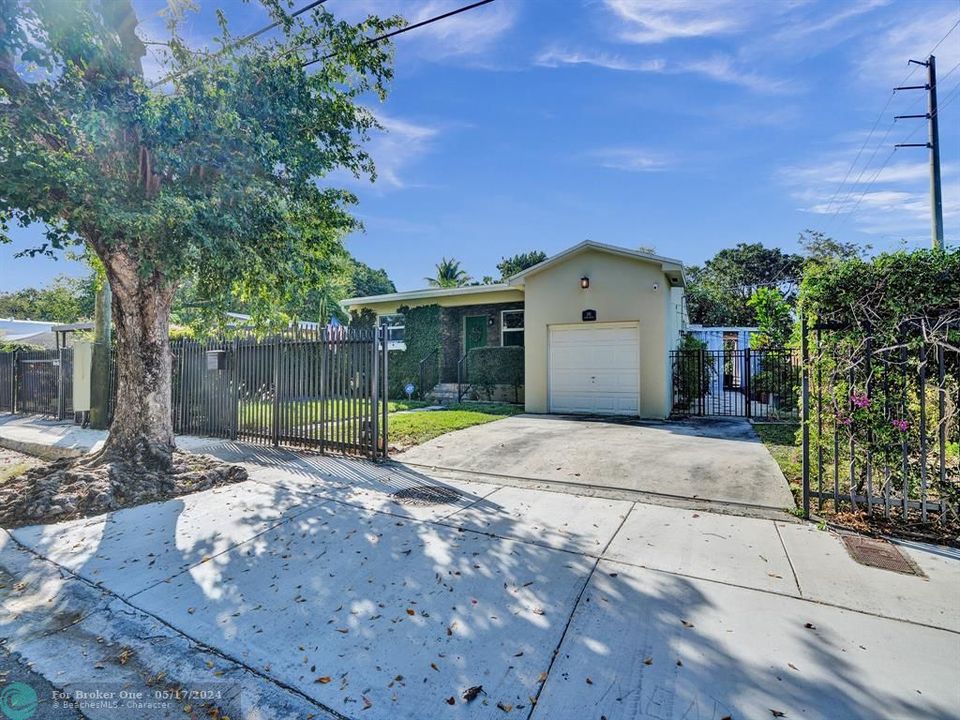 Recently Sold: $975,000 (3 beds, 2 baths, 2008 Square Feet)