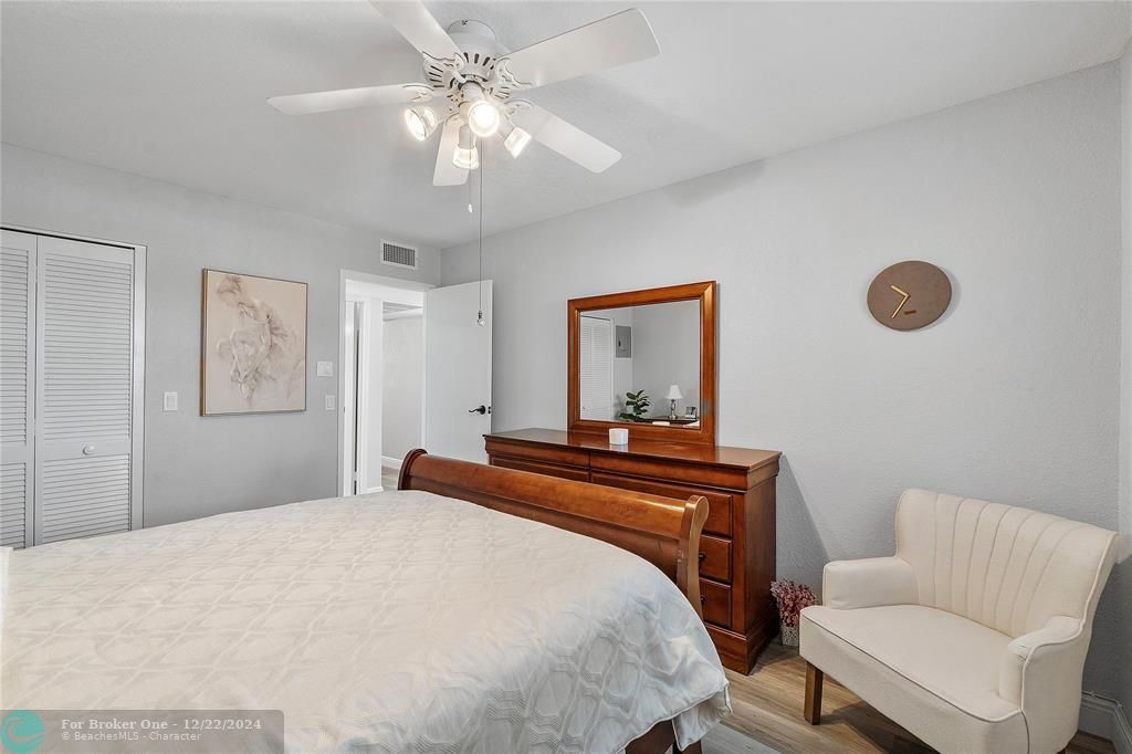 For Sale: $229,000 (2 beds, 2 baths, 907 Square Feet)