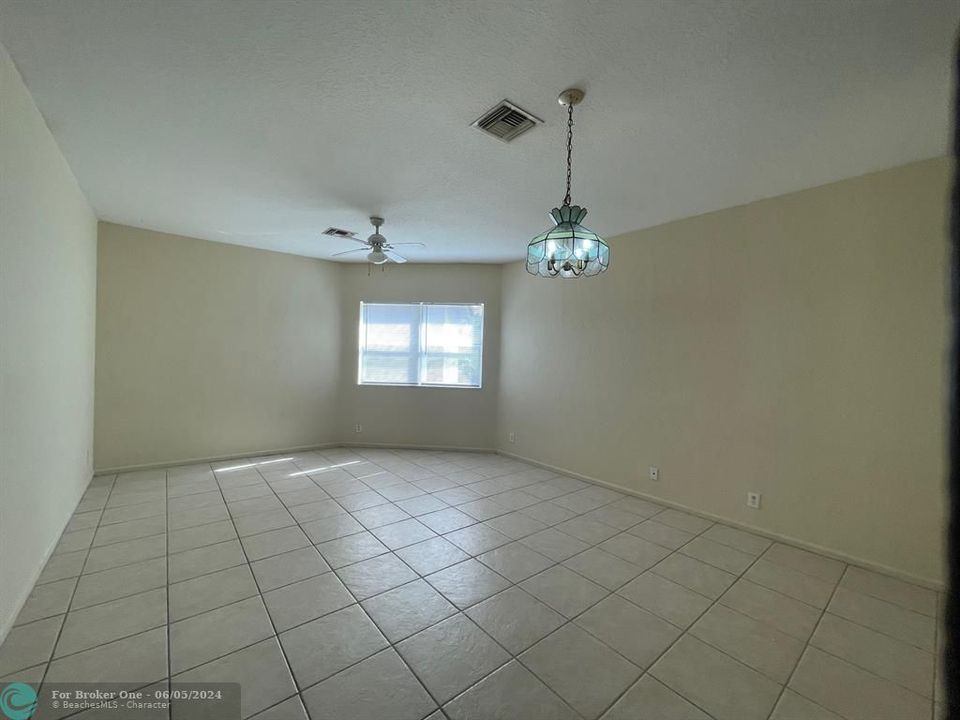 For Sale: $2,500 (3 beds, 2 baths, 1200 Square Feet)
