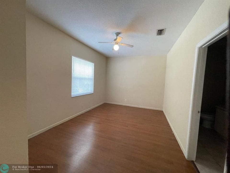 For Sale: $2,500 (3 beds, 2 baths, 1200 Square Feet)
