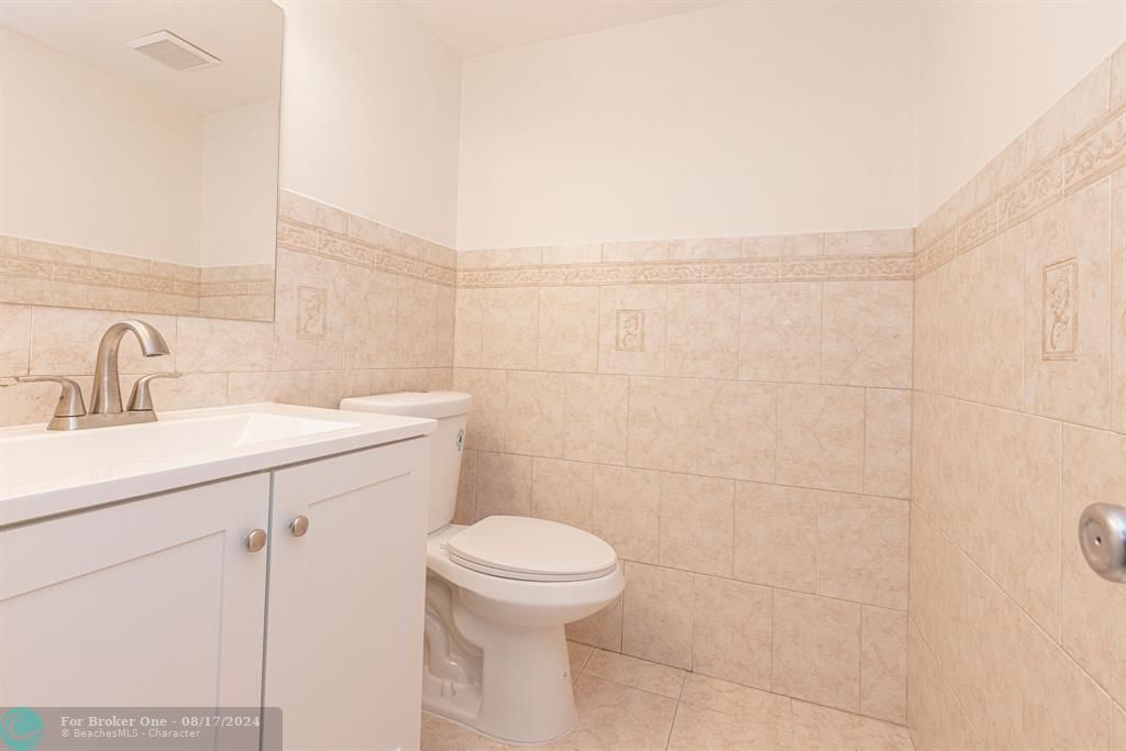 For Sale: $179,000 (1 beds, 1 baths, 811 Square Feet)