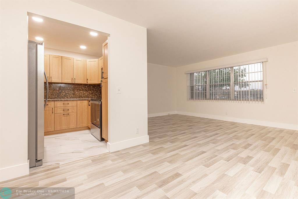 For Sale: $179,000 (1 beds, 1 baths, 811 Square Feet)