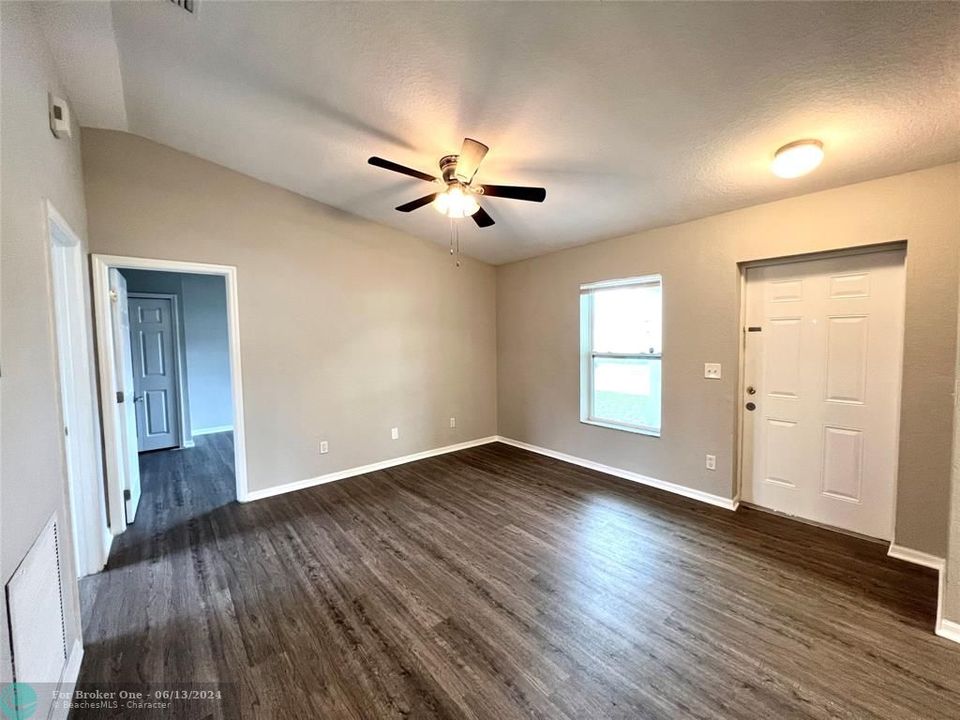 For Sale: $2,000 (3 beds, 2 baths, 1976 Square Feet)