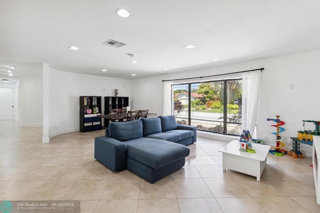 Active With Contract: $949,000 (5 beds, 2 baths, 3903 Square Feet)