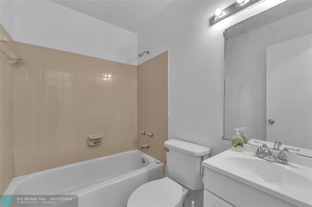 最近售出: $360,000 (4 贝兹, 2 浴室, 1302 平方英尺)