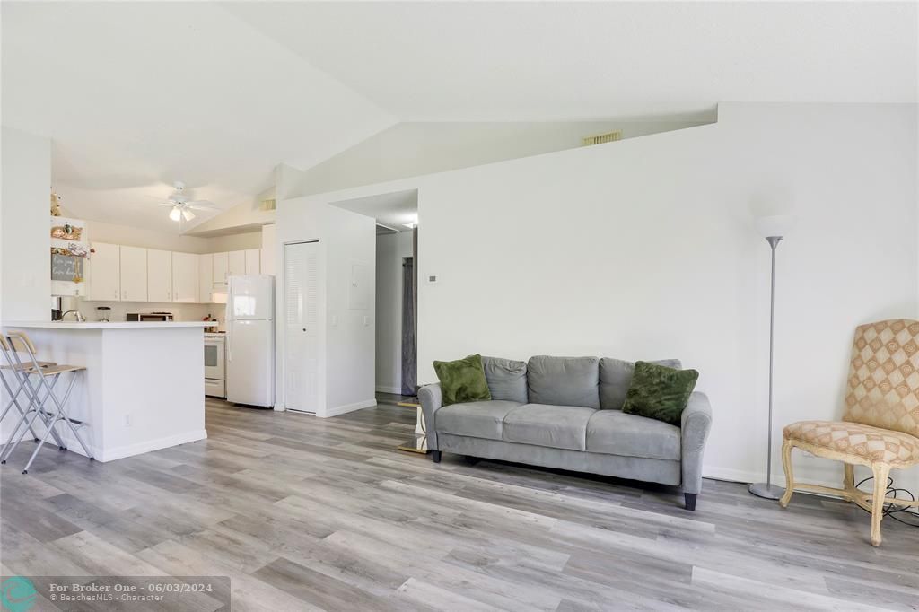 Recently Sold: $200,000 (2 beds, 2 baths, 1005 Square Feet)