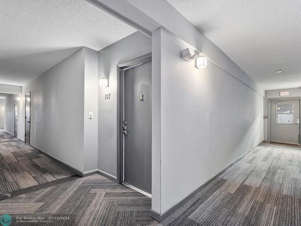 Active With Contract: $226,000 (1 beds, 1 baths, 709 Square Feet)