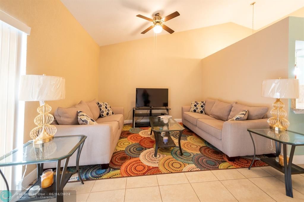 Active With Contract: $315,000 (2 beds, 2 baths, 1139 Square Feet)