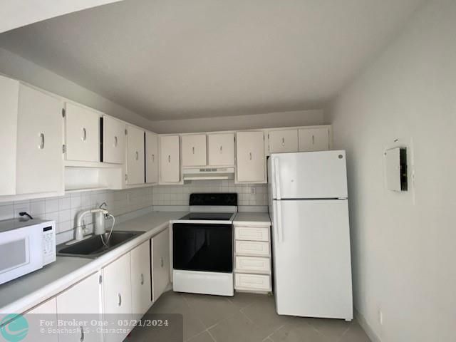 For Sale: $81,000 (1 beds, 1 baths, 760 Square Feet)