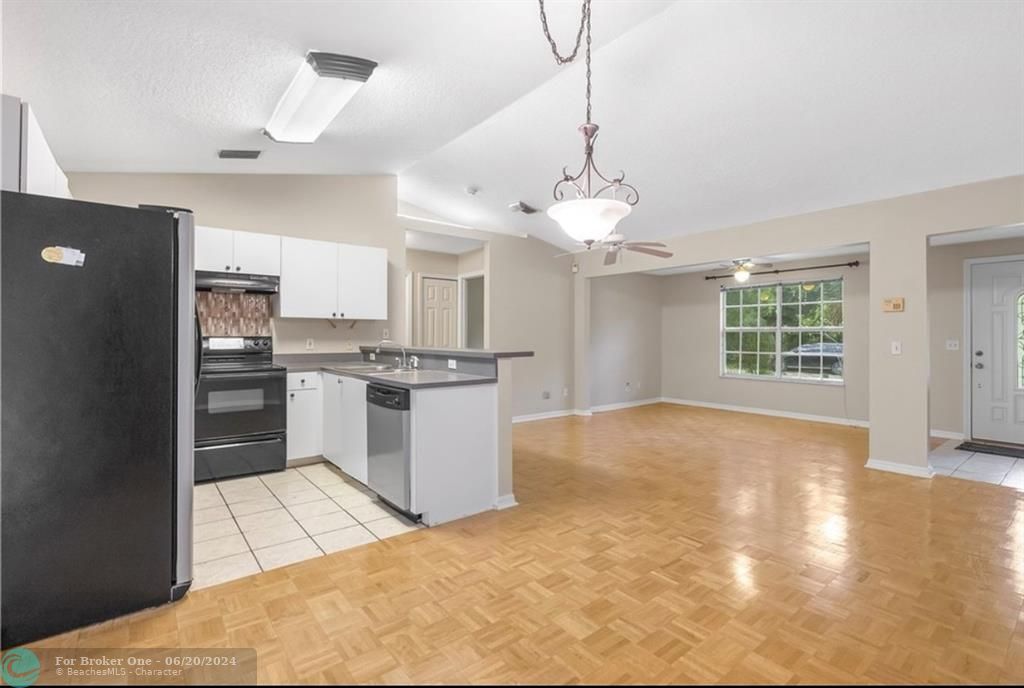 For Sale: $299,900 (3 beds, 2 baths, 1147 Square Feet)