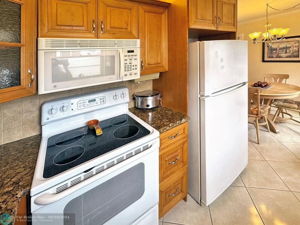 For Sale: $195,000 (2 beds, 1 baths, 925 Square Feet)