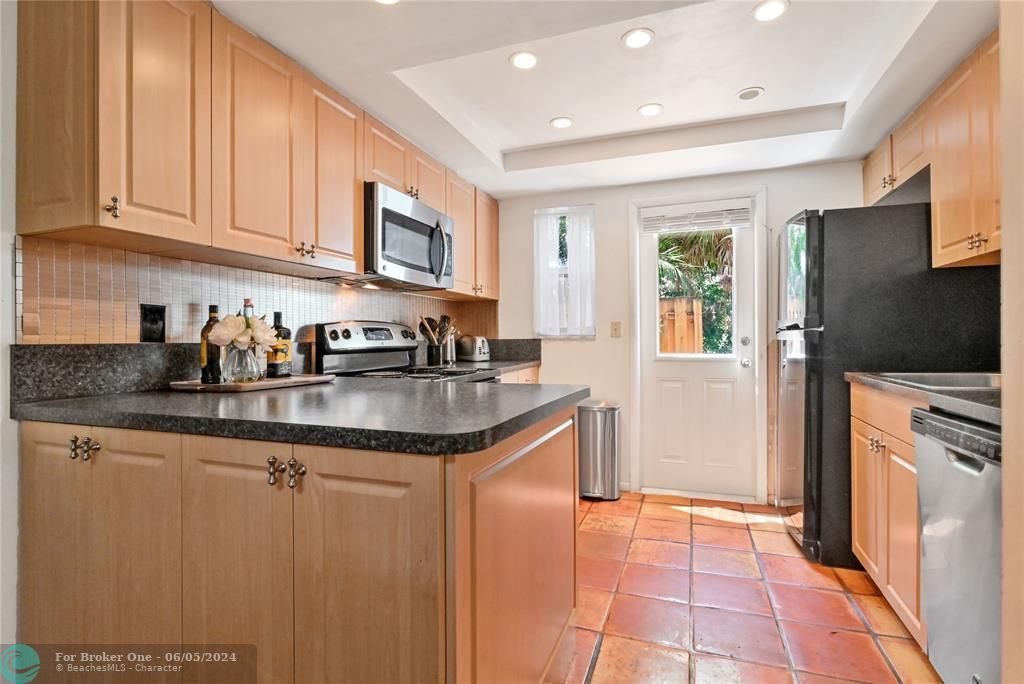 Active With Contract: $355,000 (3 beds, 3 baths, 1428 Square Feet)