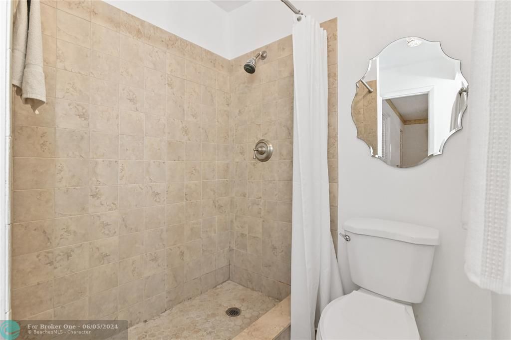 合同活跃: $355,000 (3 贝兹, 3 浴室, 1428 平方英尺)