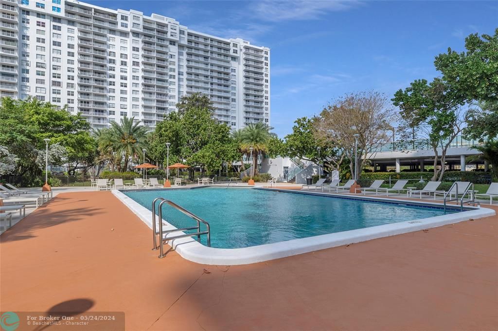Active With Contract: $320,000 (1 beds, 1 baths, 1066 Square Feet)