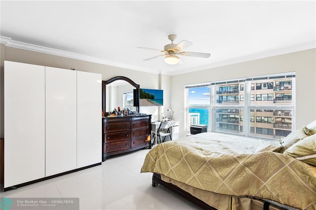 Active With Contract: $3,200 (1 beds, 1 baths, 1050 Square Feet)