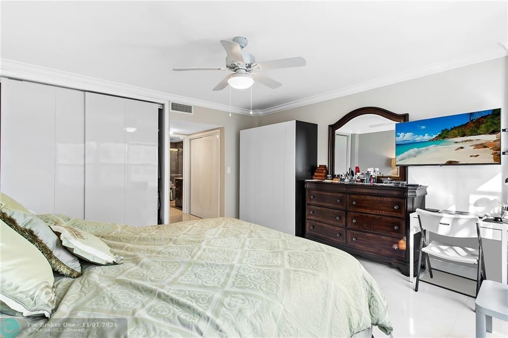 Active With Contract: $3,200 (1 beds, 1 baths, 1050 Square Feet)