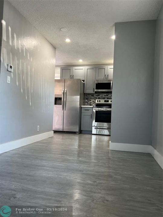 Recently Sold: $2,200 (2 beds, 1 baths, 878 Square Feet)