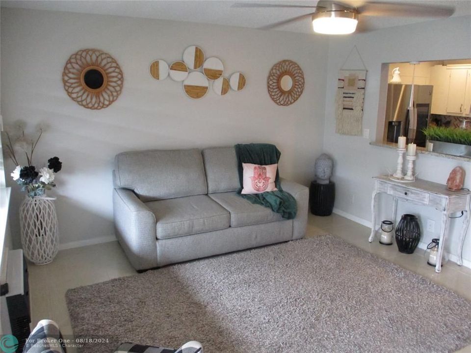 For Sale: $125,000 (1 beds, 1 baths, 593 Square Feet)