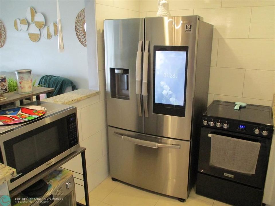 For Sale: $125,000 (1 beds, 1 baths, 593 Square Feet)