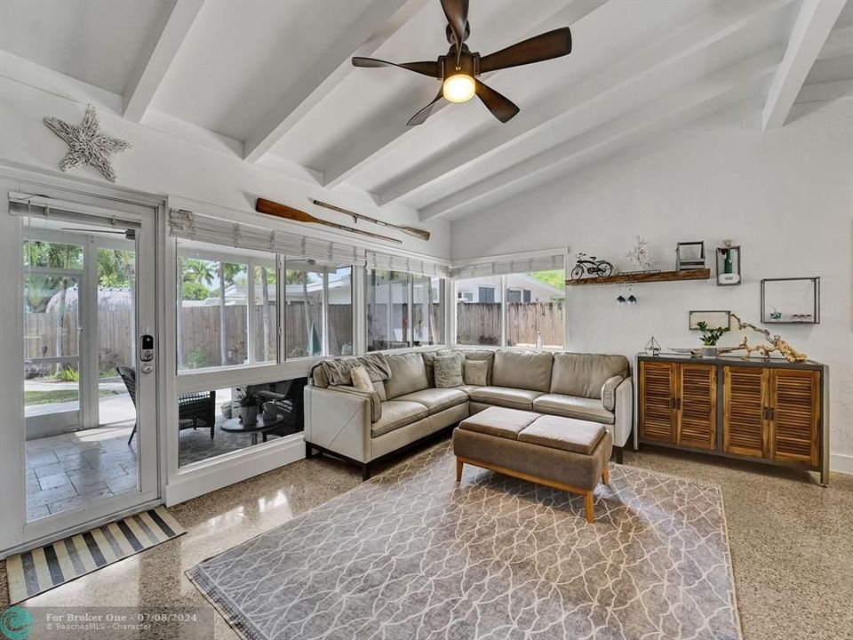 Recently Sold: $995,000 (3 beds, 2 baths, 1500 Square Feet)