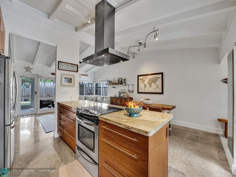 Active With Contract: $995,000 (3 beds, 2 baths, 1500 Square Feet)