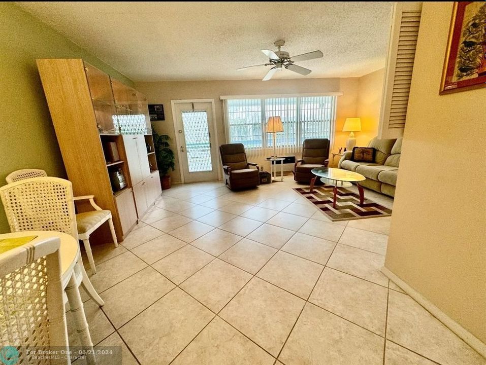 For Sale: $110,000 (1 beds, 1 baths, 706 Square Feet)