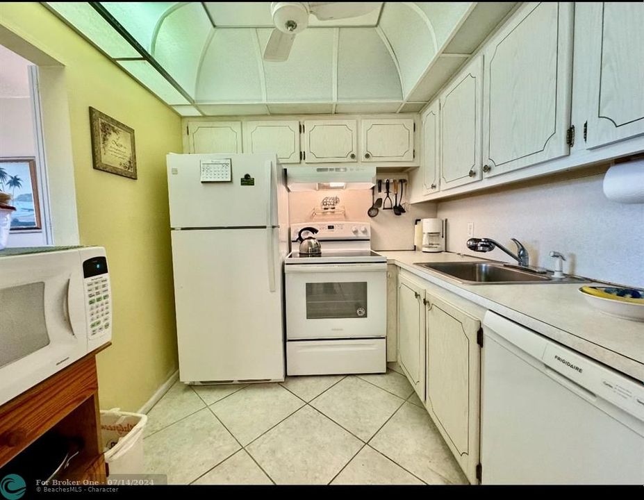 For Sale: $105,000 (1 beds, 1 baths, 706 Square Feet)