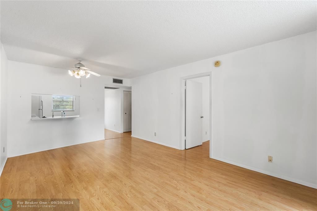 For Sale: $185,000 (2 beds, 2 baths, 980 Square Feet)