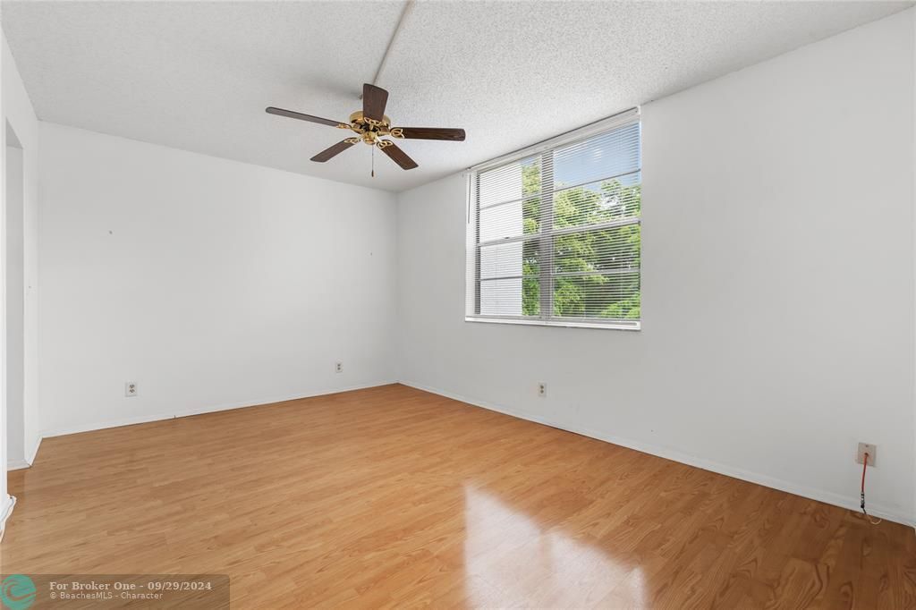 For Sale: $185,000 (2 beds, 2 baths, 980 Square Feet)