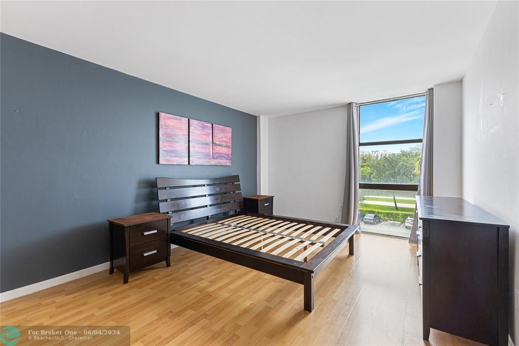 Active With Contract: $279,000 (2 beds, 2 baths, 996 Square Feet)