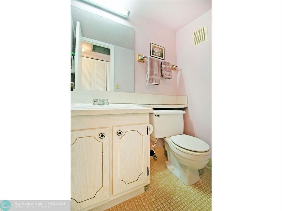 For Sale: $114,000 (1 beds, 1 baths, 708 Square Feet)